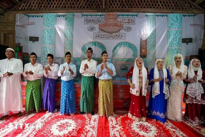 Tết Raya Aidil Fitri không chỉ là ngày lễ của đức tin mà còn là dịp nhắc nhớ về cội nguồn, tình thân và trách nhiệm gìn giữ truyền thống. (Ảnh: Khánh Hòa/TTXVN)