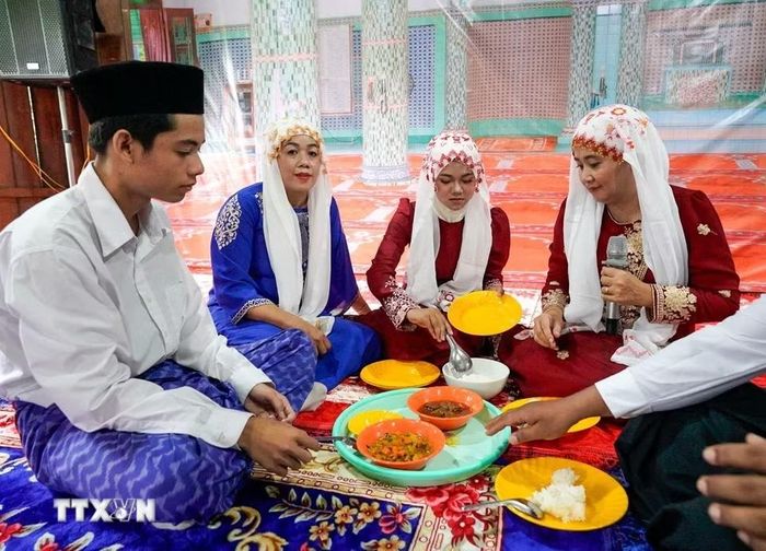 Sau một tháng Ramadan, đồng bào Chăm Islam đón Tết Raya Aidil Fitri trong niềm vui và sự háo hức. ((Ảnh: Khánh Hòa/TTXVN))