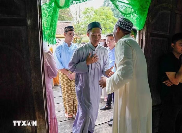 Khách phương xa cũng được các gia đình Chăm Islam đón tiếp bằng sự thân thiện, chân tình, góp phần thắt chặt tình làng nghĩa xóm. (Ảnh: Khánh Hòa/TTXVN)
