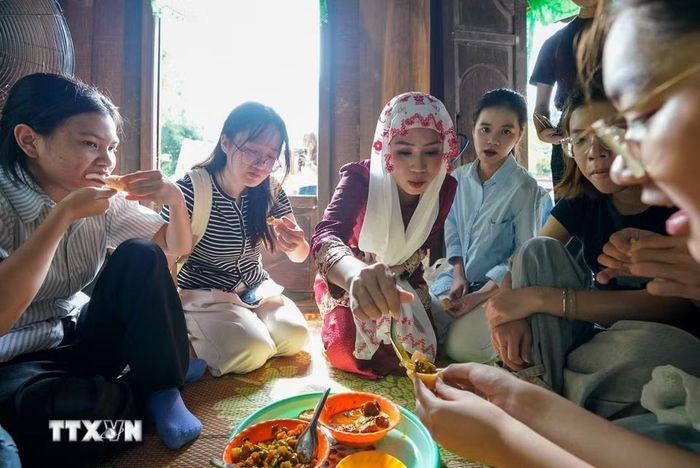 Những mâm bánh, món ăn được chuẩn bị chu đáo, cùng lời mời thân tình và câu chuyện đời thường tạo nên không khí ấm áp trong mỗi mái nhà. (Ảnh: Khánh Hòa/TTXVN)