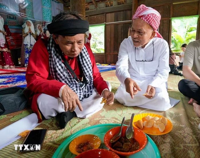 Những mâm bánh, món ăn được chuẩn bị chu đáo, cùng lời mời thân tình và câu chuyện đời thường tạo nên không khí ấm áp trong mỗi mái nhà. (Ảnh: Khánh Hòa/TTXVN)