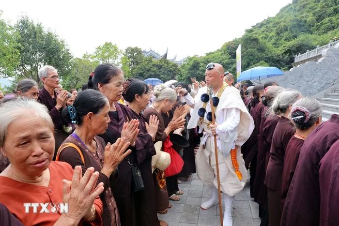 Thượng tọa Sekiguchi - Chùa Keifukuji Trưởng phái đoàn Nhật Bản, Hội Phật giáo Saitama và các hành giả Shugendo cử hành nghi thức cầu bình an cho các phật tử. (Ảnh: Đại Nghĩa/TTXVN)
