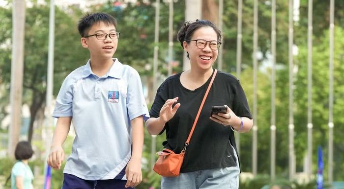 ...mà còn là sự gắn kết giữa học sinh và phụ huynh... (Ảnh: Vietnam+)