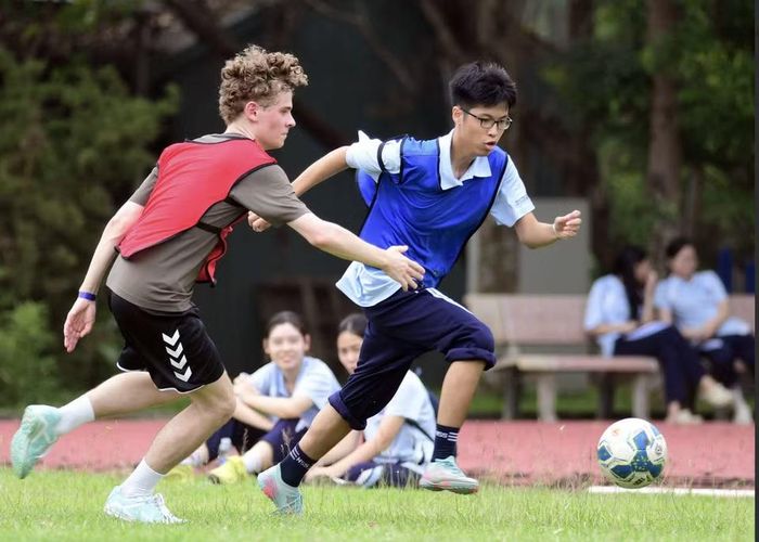 Sự kiện còn có sự tham gia của các chuyên gia giáo dục từ Vương quốc Anh, các đoàn học sinh từ Đan Mạch và Ý cùng ra sân giao lưu. Thể thao không biên giới đã kéo gần khoảng cách văn hóa và đưa mọi người xích lại bên nhau. (Ảnh: Vietnam+)