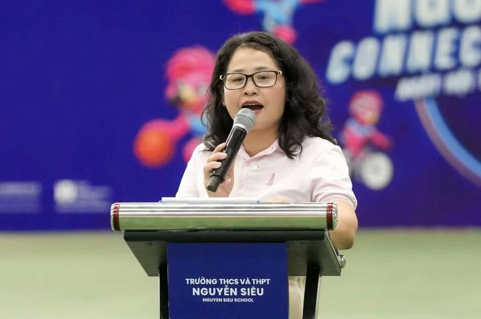 Phát biểu khai mạc, cô Nguyễn Thị Minh Thúy, Hiệu trưởng nhà trường cho biết ngày hội là hành động thiết thực hưởng ứng lễ phát động "Mỗi người dân lựa chọn ít nhất một môn thể thao phù hợp để tập luyện thường xuyên" ngày 10/10/2026 của Bộ Văn hoá - Thể thao và Du lịch, góp phần lan tỏa phong trào "toàn dân rèn luyện thân thể theo gương Bác Hồ vĩ đại", hướng tới "một quốc gia vận động, một Việt Nam khỏe mạnh". (Ảnh: Vietnam+)