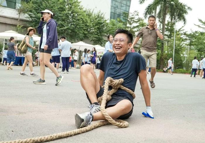Ngoài ý nghĩa khích lệ tinh thần rèn luyện sức khỏe, chương trình còn tạo bầu không khí lành mạnh, mang đến môi trường, cơ hội gắn kết giữa các phụ huynh, giữa cha mẹ và con cái, phụ huynh và nhà trường. (Ảnh: Vietnam+)