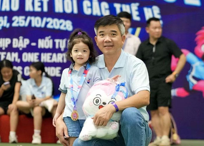 Cô Hiệu trưởng Nguyễn Thị Minh Thúy cho hay những cái bắt tay siết chặt, ánh mắt cổ vũ của cha mẹ bên con em mình trên sân cỏ, đường đua là minh chứng sống động cho “vòng tròn hạnh phúc”, nơi nhà trường và gia đình luôn đồng lòng trong sứ mệnh trồng người. (Ảnh: Vietnam+)