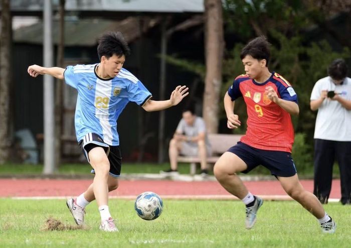 473 trận và lượt thi đấu của học sinh, phụ huynh dưới sự điều hành của 18 trọng tài chuyên nghiệp cùng đội ngũ hỗ trợ. (Ảnh: Vietnam+)