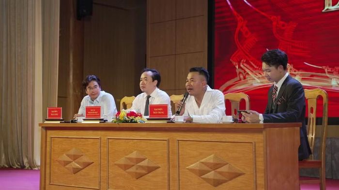 Đại diện Ban Tổ chức và êkip sản xuất thông tin đến báo chí. (Ảnh: BTC)