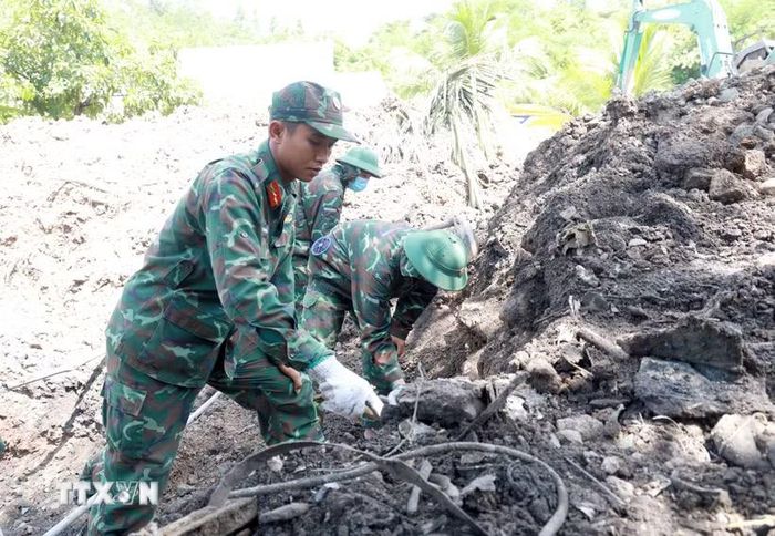 Đội tìm kiếm, quy tập hài cốt liệt sỹ Bộ Chỉ huy Quân sự tỉnh Khánh Hòa tìm kiếm tại khu vực đã khảo sát. (Ảnh: Xuân Triệu/TTXVN)