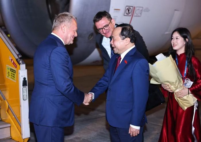 Lễ đón Thủ tướng Cộng hòa Ba Lan Donald Tusk tại sân bay Quốc tế Nội Bài (Hà Nội). (Ảnh: Minh Đức/TTXVN)