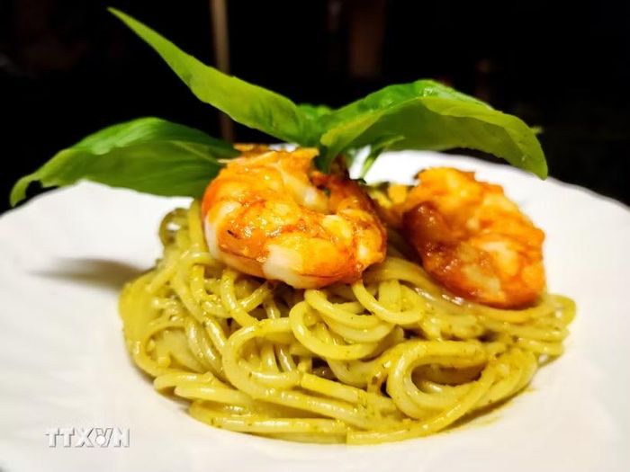 Một đĩa pasta sốt pesto tôm. (Ảnh: Việt Hải/TTXVN)