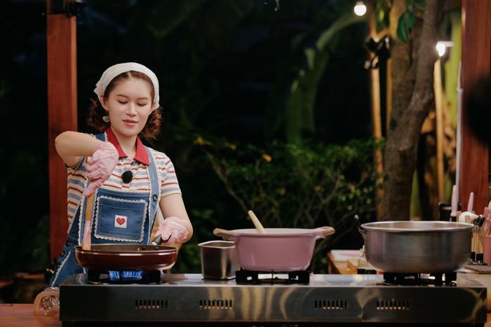 Các nghệ sĩ cùng chuẩn bị bữa ăn, dần thích nghi với nhịp sinh hoạt và công việc tại quán.
