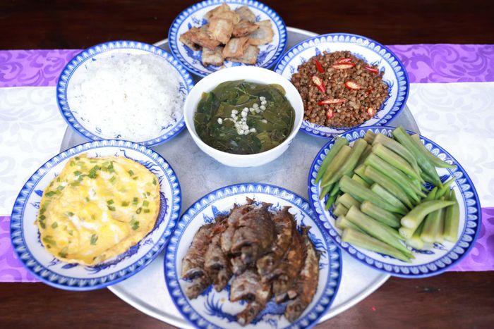 Những món ăn dân dã mang đậm hương vị xứ Huế được giới thiệu trong chương trình.