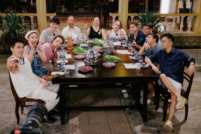 Chương trình “Quán Nhà Haha” được phát sóng định kỳ vào thứ Bảy vào lúc 20 giờ hằng tuần trên kênh VTV3 và 20 giờ 30 trên kênh YouTube Yeah1 Show và Ứng dụng MangoPlus
