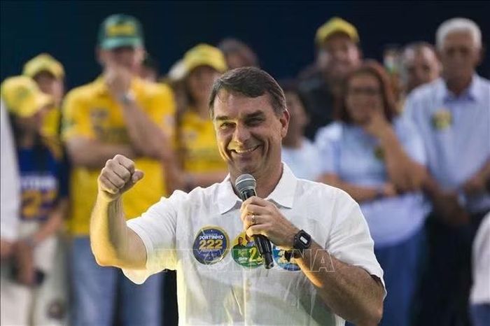 Nghị sĩ Flavio Bolsonaro trong cuộc vận động tranh cử tại thành phố Rio de Janeiro, Brazil, ngày 22/8/2026. Ảnh: THX/TTXVN phát