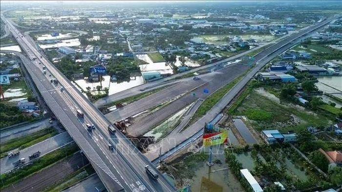 Cao tốc Bến Lức – Long Thành từng bước phát huy hiệu quả, tạo thuận lợi cho hoạt động vận chuyển hàng hóa và phát triển logistics. Ảnh: Giang Phương/TTXVN