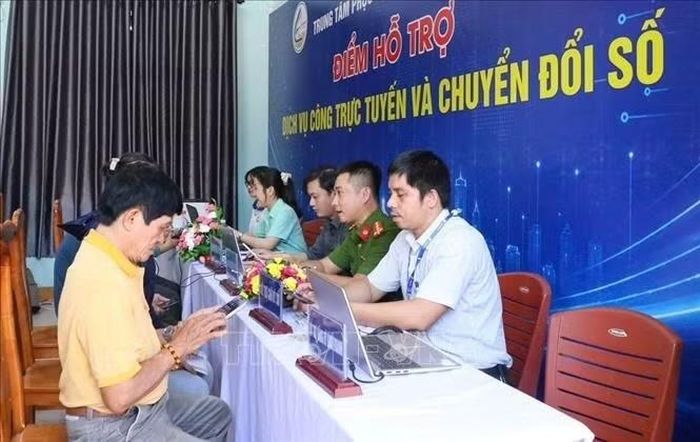 Phường Liên Chiểu (Đà Nẵng) triển khai mô hình “Điểm hỗ trợ dịch vụ công trực tuyến tại tổ dân phố”. Ảnh: Mỹ Hà/TTXVN