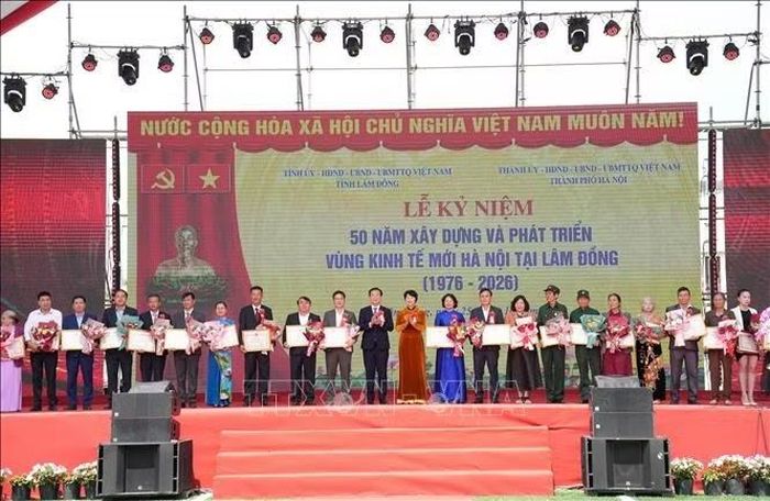 Lãnh đạo tỉnh Lâm Đồng tặng bằng khen cho các tập thể, cá nhân, hộ gia đình trên địa bàn.