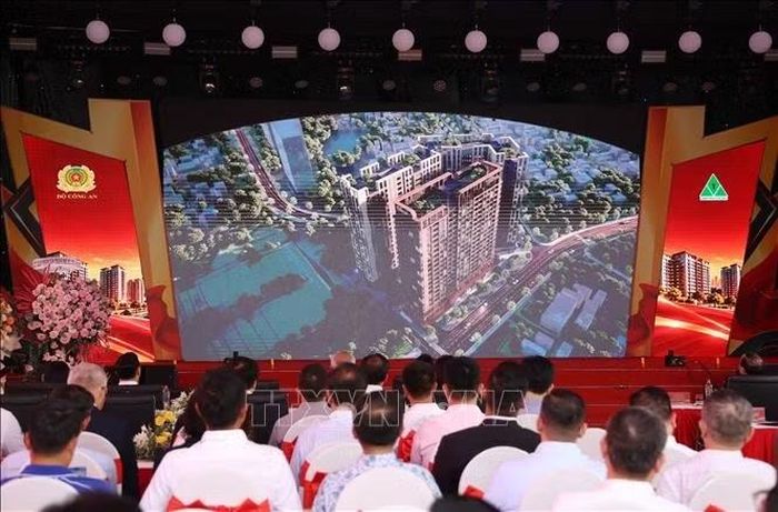 Giới thiệu dự án xây dựng nhà ở cho lực lượng vũ trang Công an nhân dân tại số 15/6C đường Đặng Văn Bi, phường Thủ Đức, TP. Hồ Chí Minh, tại lễ khởi công.