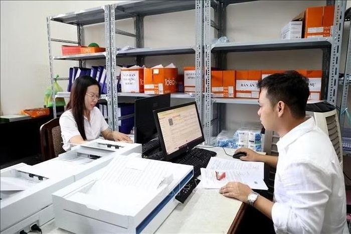 Công chức làm việc trong Phòng Số hóa Tòa án nhân dân khu vực 8 TP. Hồ Chí Minh. Ảnh: Hồng Đạt/TTXVN