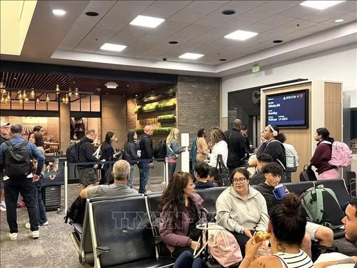 Hành khách xếp hàng chờ làm thủ tục tại khu vực cửa lên máy bay tại sân bay quốc tế San Francisco, bang California. Ảnh minh họa: Đoàn Hùng/TTXVN