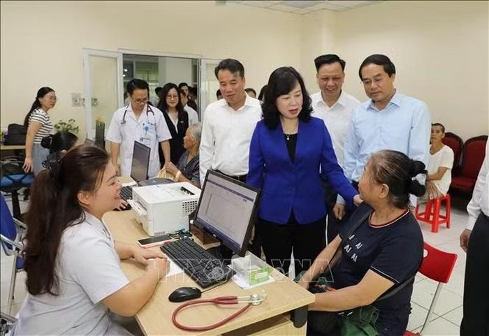 Đồng chí Đào Hồng Lan, Ủy viên Trung ương Đảng, Bộ trưởng Bộ Y tế thăm các bệnh nhân tại bệnh viện Đa khoa Bắc Kạn.