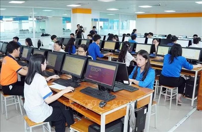 Sinh viên tham gia thi vòng loại cá nhân Hội thi “Tầm nhìn xuyên thế kỷ” lần thứ 13 năm 2026 theo hình thức trắc nghiệm trực tuyến trên máy tính.