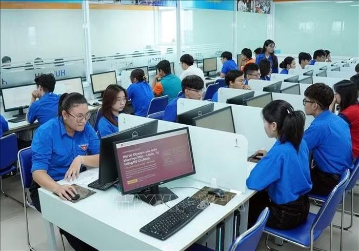Sinh viên tham gia thi vòng loại cá nhân Hội thi “Tầm nhìn xuyên thế kỷ” lần thứ 13 năm 2026 theo hình thức trắc nghiệm trực tuyến trên máy tính.