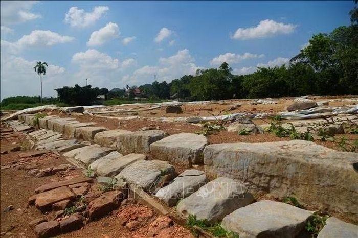 Công tác khảo cổ giúp phát hiện hàng nghìn hiện vật giá trị, góp phần khẳng định tính toàn vẹn của di sản và tái hiện bức tranh về đời sống chính trị, tâm linh, kỹ thuật và văn hóa kinh đô xưa.