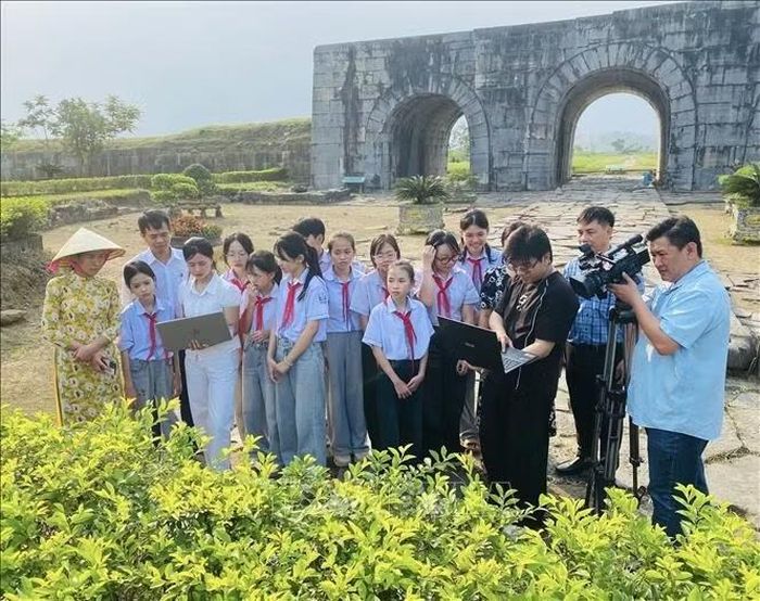 Học sinh trường Trung học cơ sở Vĩnh Lộc phân hiệu 1 (xã Vĩnh Lộc) tham quan, tìm hiểu tại Di sản Thành nhà Hồ.