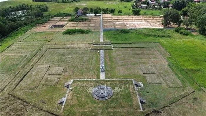 Đàn tế Nam Giao thuộc Di sản thế giới Thành Nhà Hồ, tọa lạc trên địa bàn xã Vĩnh Lộc, tỉnh Thanh Hóa gồm 5 cấp nền kết cấu từ cao xuống thấp.