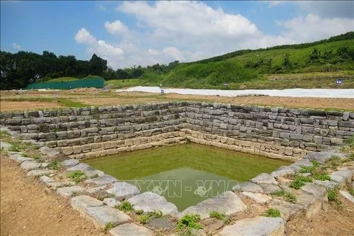 Giếng Vua là một dấu tích lịch sử hơn 600 năm tuổi thuộc quần thể Di sản Văn hóa Thế giới Thành Nhà Hồ (tỉnh Thanh Hóa).