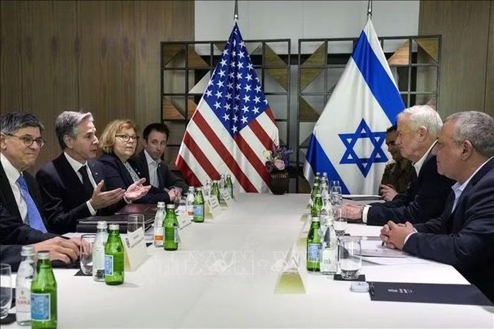 Ông Gadi Eisenkot (giữa bên phải) khi còn giữ chức Tư lệnh quân đội Israel trong cuộc gặp với Ngoại trưởng Mỹ Antony Blinken (thứ 2, trái sang) tại Tel Aviv ngày 8/2/2024. Ảnh: AFP/TTXVN