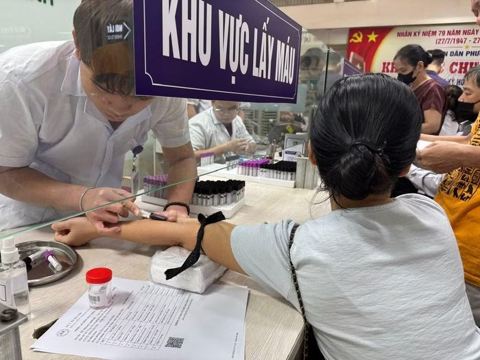 Khám sàng lọc cho người dân tại Bệnh viện Thanh Nhàn (Hà Nội).