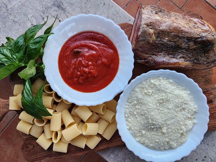 Những nguyên liệu cần thiết để tạo nên Bucatini all'Amatriciana - món pasta nổi tiếng vùng Lazio. Ảnh: Việt Hải