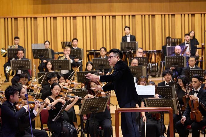 Đồng hành với các nghệ sĩ là Dàn nhạc Giao hưởng Hà Nội, dưới sự chỉ huy của nhạc trưởng Trần Nhật Minh.