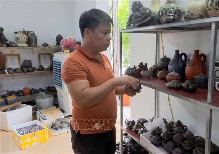 Cơ sở sản xuất gốm Liên Kiểm, làng nghề Quyết Thành, phường Kim Bảng có 2 sản phẩm được công nhận là sản phẩm công nghiệp nông thôn tiêu biểu.