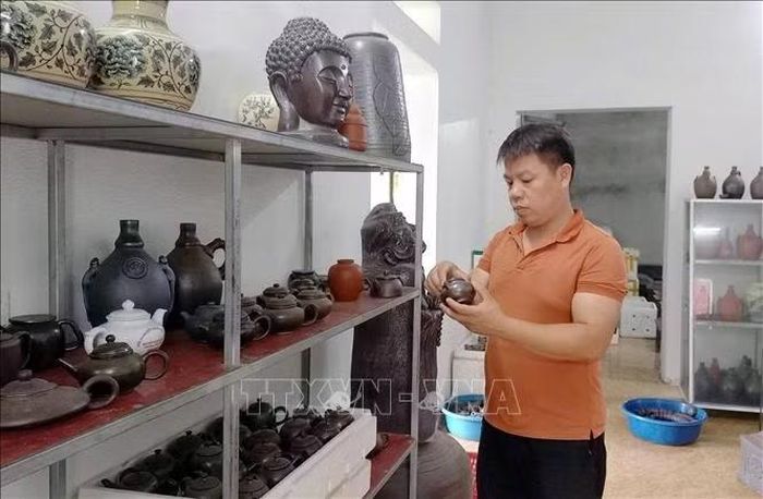 Sản phẩm của Cơ sở sản xuất gốm Liên Kiểm được công nhận là sản phẩm công nghiệp nông thôn tiêu biểu.