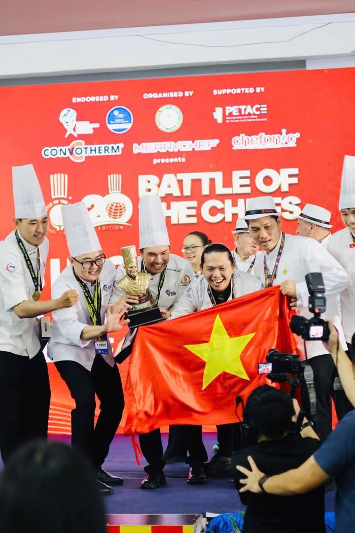 Các đầu bếp Việt tự hào khoe cúp và huy chương sau phần thi tranh tài cùng đồng nghiệp quốc tế.
