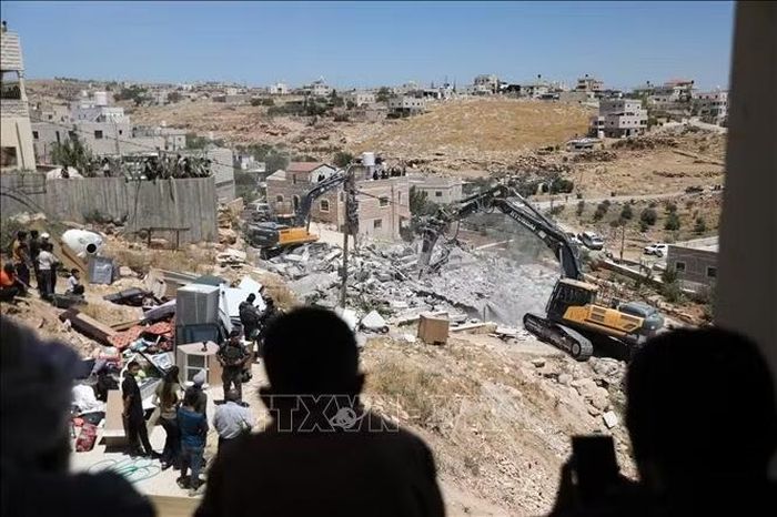 Máy xúc của Israel phá dỡ nhà của người Palestine tại làng Deirat, phía Đông Yatta, Bờ Tây. Ảnh tư liệu: THX/TTXVN phát