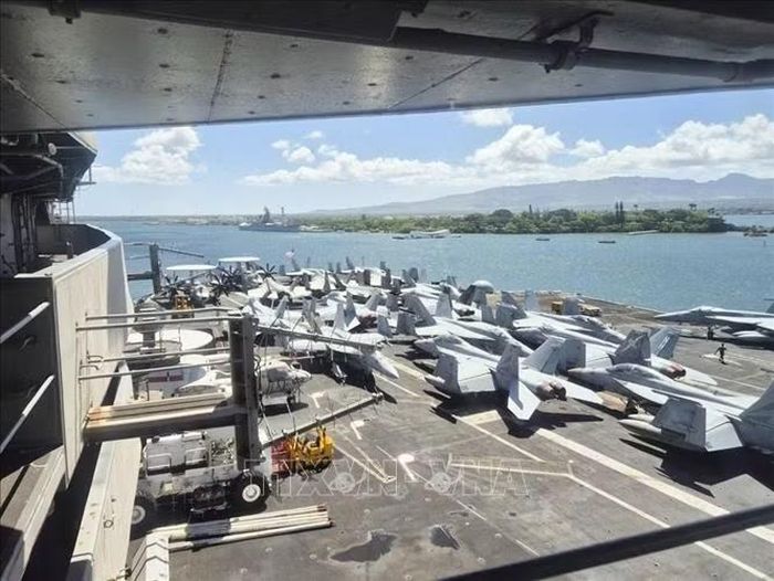 Tàu sân bay chạy bằng năng lượng hạt nhân USS Theodore Roosevelt neo đậu ngoài khơi cảng Pearl Harbor, thành phố Honolulu (Mỹ) ngày 6/7/2026. Ảnh: Yonhap/TTXVN phát