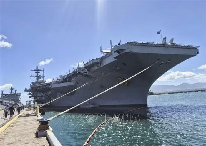 Tàu sân bay chạy bằng năng lượng hạt nhân USS Theodore Roosevelt neo đậu ngoài khơi cảng Pearl Harbor, thành phố Honolulu, bang Hawaii (Mỹ), ngày 6/7/2026, trong khuôn khổ cuộc tập trận hải quân đa quốc gia quy mô lớn RIMPAC do Mỹ dẫn đầu. Ảnh: Yonhap/TTXVN phát