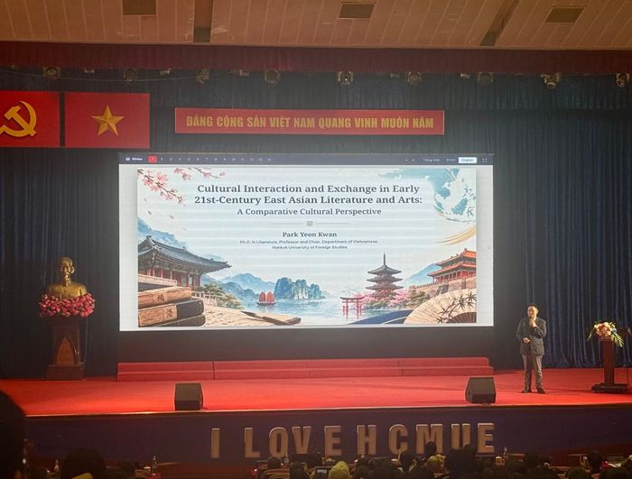 Giáo sư Park Yeon-Kwan, Trường Đại học Ngoại ngữ Hankuk (HUFS), chia sẻ tại Hội thảo.