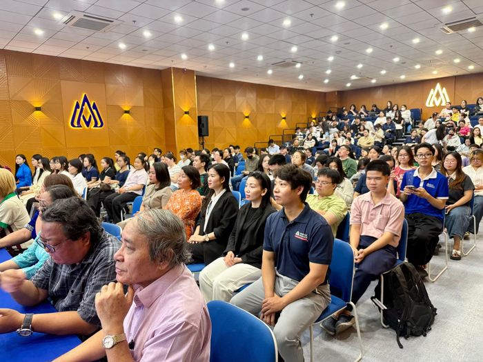 Sinh viên Trường Đại học Hoa Sen tìm hiểu về văn học dịch.