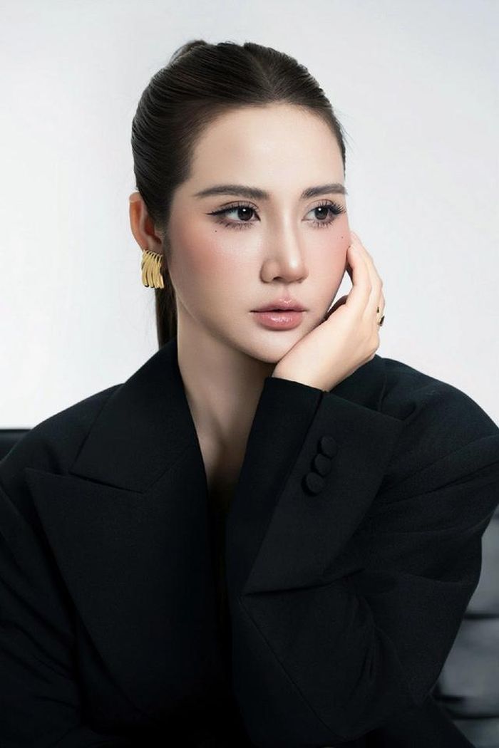 Nữ diễn viên sở hữu số đo 3 vòng 82-60-88cm, nặng 46kg.