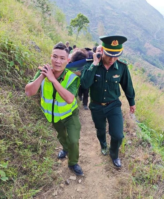 Lực lượng chức năng tổ chức cứu hộ và đưa nạn nhân lên vị trí an toàn. Ảnh: Công an xã Lũng Cú.