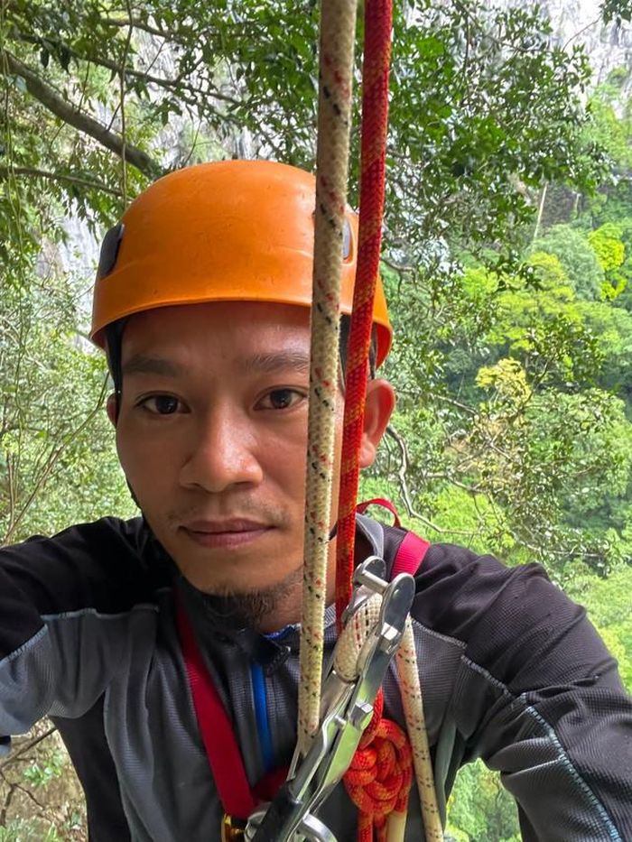 Chuyên gia hang động Nguyễn Văn Úy trong chuyến thám hiểm hố sụt (Ảnh: Jungle Boos).