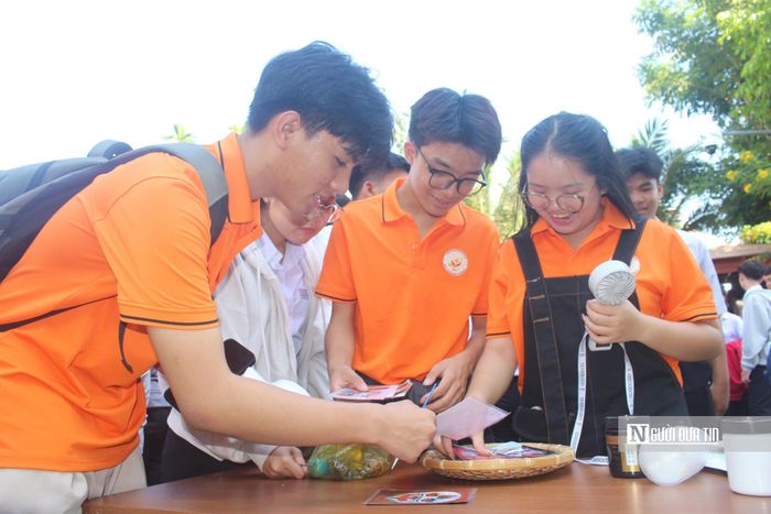 Các học sinh, sinh viên vẽ mặt nạ tuồng và nghe các nghệ sĩ giới thiệu về nghệ thuật tuồng.