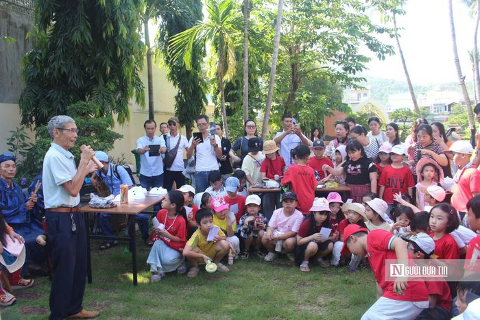 Du khách, đặc biệt là các học sinh tham gia vào hành trình trải nghiệm.